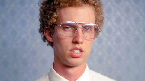 Jon Heder as Napoleon Dynamite in a promotional photo for Napoleon Dynamite (2004).